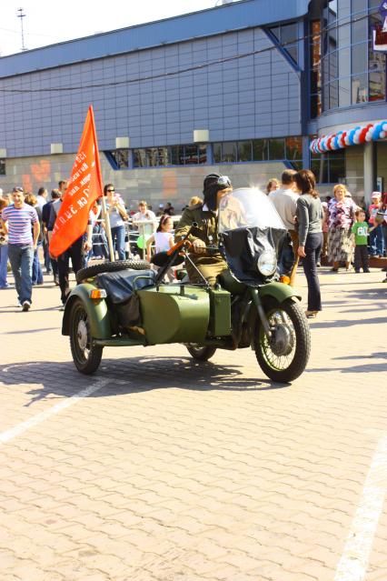 Москва 09 мая 2010 год. Празднование 9 мая. День победы. Военная техника времен ВОВ. Мотоцикл с коляской с флагом. Военные. Мотоцикл урал.