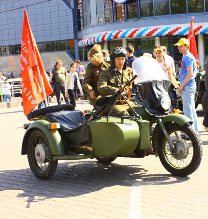 Москва 09 мая 2010 год. Празднование 9 мая. День победы. Военная техника времен ВОВ. Мотоцикл с коляской с флагом. Военные. Мотоцикл урал.