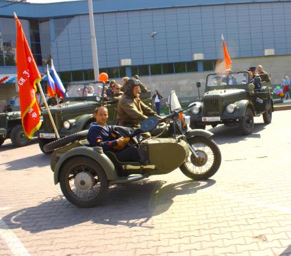 Москва 09 мая 2010 год. Празднование 9 мая. День победы. Военная техника времен ВОВ. Мотоцикл с коляской с флагом. Военные. Мотоцикл урал.