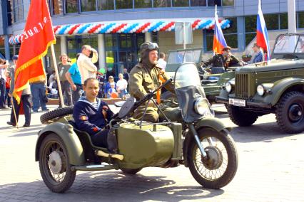 Москва 09 мая 2010 год. Празднование 9 мая. День победы. Военная техника времен ВОВ. Мотоцикл с коляской с флагом. Военные. Мотоцикл урал.