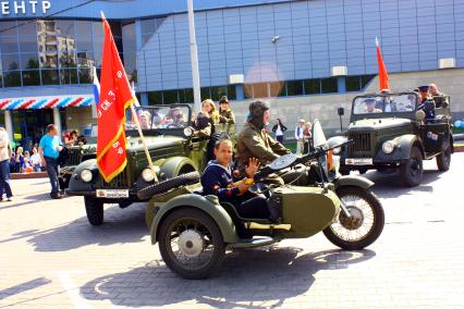 Москва 09 мая 2010 год. Празднование 9 мая. День победы. Военная техника времен ВОВ. Мотоцикл с коляской с флагом. Военные. Мотоцикл урал.