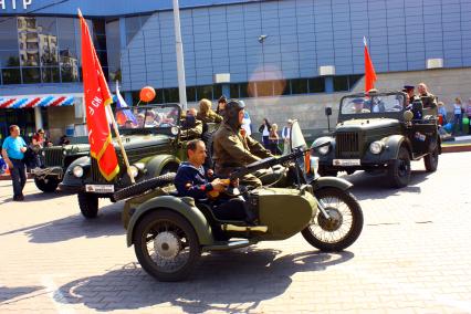 Москва 09 мая 2010 год. Празднование 9 мая. День победы. Военная техника времен ВОВ. Мотоцикл с коляской с флагом. Военные. Мотоцикл урал.