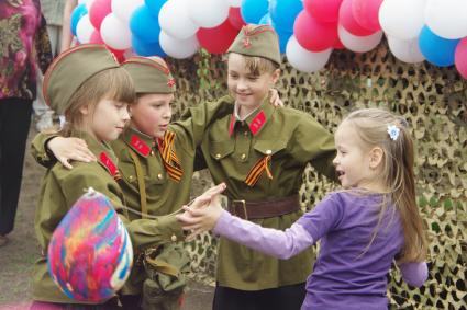 Девочки в военной форме старого образца, в пилотках, на праздновании Дня победы, 9 мая 2010 года, Саратов.