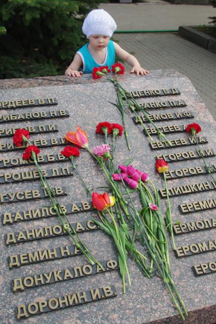 Девочка смотрит на мемориал с фамилиями погибших героев войны, празднование Дня победы, 9 мая 2010 года, Саратов.