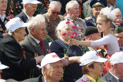 Девочка дарит ветеранам цветы, празднование Дня победы, 9 мая 2010 года, Саратов.