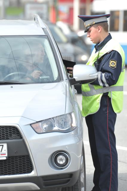 Гаишник проверяет документы у водителя автомобиля, Москва, 5 мая 2011 года