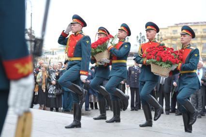 Возложение цветов к памятнику Жукова героями Советского Союза, Героями РФ, полными кавалерами ордена Славы, Москва, 4 мая 2011 года