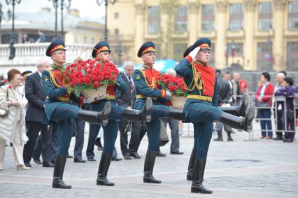 Возложение цветов к памятнику Жукова героями Советского Союза, Героями РФ, полными кавалерами ордена Славы, Москва, 4 мая 2011 года