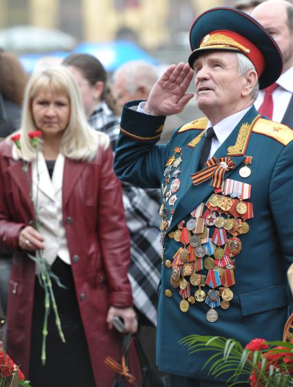 Возложение цветов к памятнику Жукова героями Советского Союза, Героями РФ, полными кавалерами ордена Славы, Москва, 4 мая 2011 года