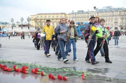 Возложение цветов к памятнику Жукова школьниками, Москва, 4 мая 2011 года