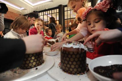 Дети украшают куличи к Пасхе, Москва, 23 марта 2011 года