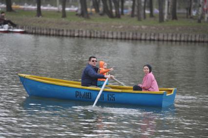 Отдых в парке Измайлово, Москва, 5 мая 2011 года