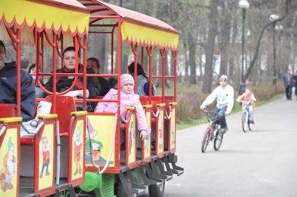 Отдых в парке Измайлово, Москва, 5 мая 2011 года