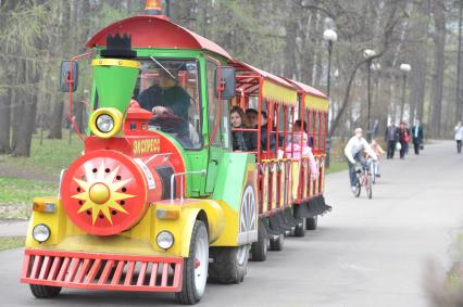 Отдых в парке Измайлово, Москва, 5 мая 2011 года