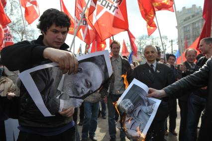 Вексельберг Виктор, на первомайской демонстрации сжигают портреты российских олигархов, Москва, 1 мая 2011 года