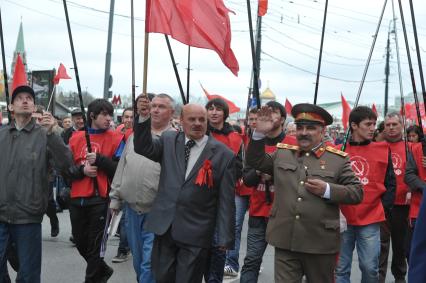 Двойники Ленина и Сталина на первомайской демонстрации политической партии КПРФ, Москва, 1 мая 2011 года