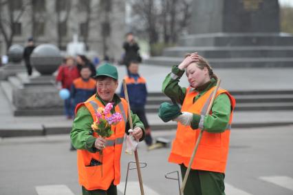 Гастарбайтеры- женщины с цветами на 1 мая, Москва, 1 мая 2011 года