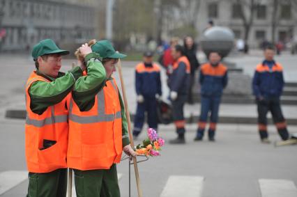 Гастарбайтеры- женщины с цветами на 1 мая, Москва, 1 мая 2011 года