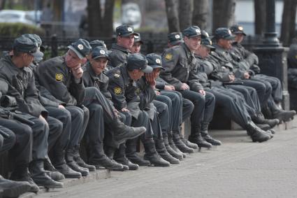 Полицейские в городе на первомай, Москва, 1 мая 2011 года