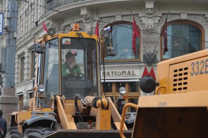 У гостиницы Националь стоит трактор, Москва, 1 мая 2011 года