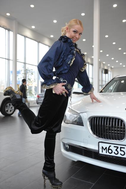 Анастасия Волочкова в автосалоне забирает автомобиль bmw, Москва, 1 мая 2011 года