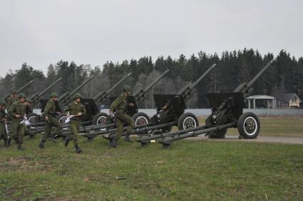 Военные машины для запуска салюта, Москва, 28 апреля 2011 года