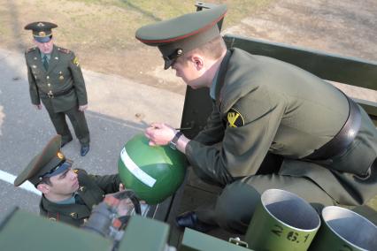 Военные машины для запуска салюта, Москва, 28 апреля 2011 года