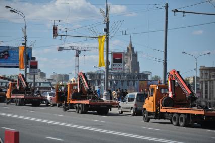 Эвакуатор убирает машины с дороги, Москва, 9 мая 2011 года