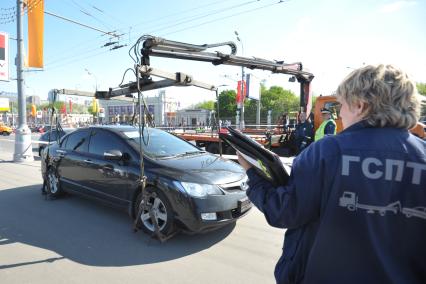 Эвакуатор убирает машины с дороги, Москва, 9 мая 2011 года