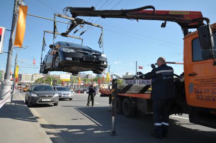 Эвакуатор убирает машины с дороги, Москва, 9 мая 2011 года