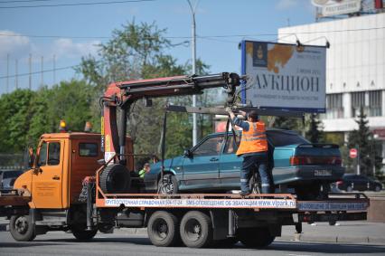 Эвакуатор убирает машины с дороги, Москва, 9 мая 2011 года