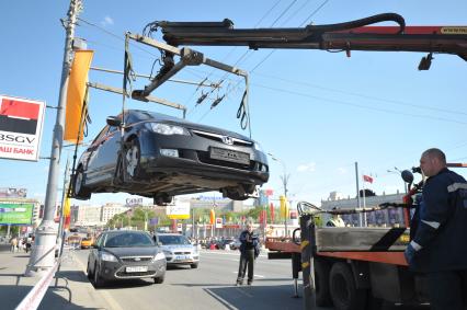 Эвакуатор убирает машины с дороги, Москва, 9 мая 2011 года