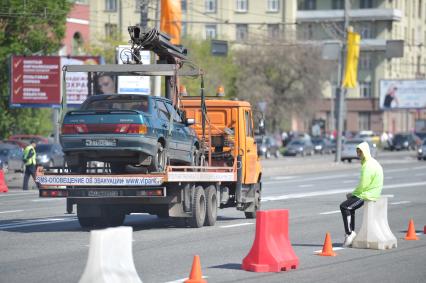 Эвакуатор убирает машины с дороги, Москва, 9 мая 2011 года