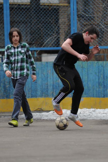 Мальчишки играют в футбол в дворовой команде, Москва, 19 апреля 2011 года