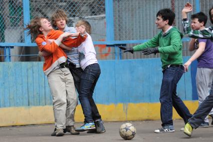 Мальчишки играют в футбол в дворовой команде, Москва, 19 апреля 2011 года