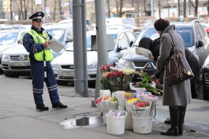 ГАИшник стоит у несанкционированного места продажи цветов, Москва, 19 апреля 2011 года