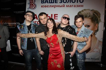 Вручение премии от Лены Лениной. На снимке: певица Марина Хлебникова и группа 7HILLS. 12 апреля 2011 года.