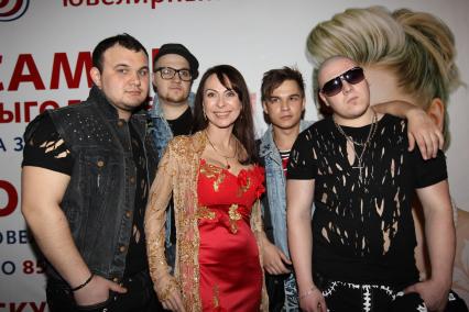 Вручение премии от Лены Лениной. На снимке: певица Марина Хлебникова и группа 7HILLS. 12 апреля 2011 года.