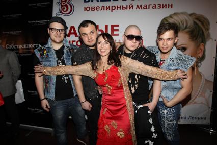 Вручение премии от Лены Лениной. На снимке: певица Марина Хлебникова и группа 7HILLS. 12 апреля 2011 года.