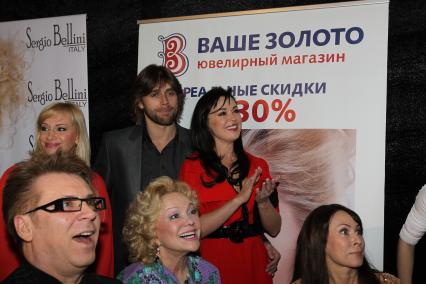 Вручение премии от Лены Лениной. На снимке: актриса и телеведущая Анастасия Заворотнюк и её муж Петр Чернышев. 12 апреля 2011 года.