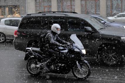 Весенний снег, Москва, 20 апреля 2011 год. На фото: мотоциклист.