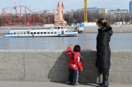 20 апреля 2011 год. Россия, Москва. Речная навигация, кораблик на Москва-реке. Речной трамвайчик. Экскурсия.