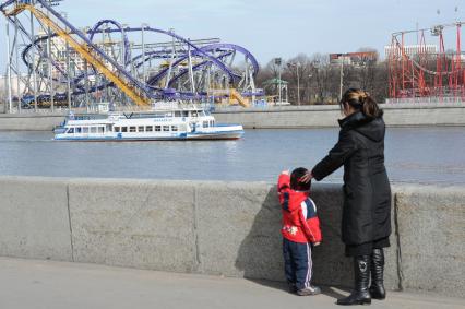 20 апреля 2011 год. Россия, Москва. Речная навигация, кораблик на Москва-реке. Речной трамвайчик. Экскурсия.