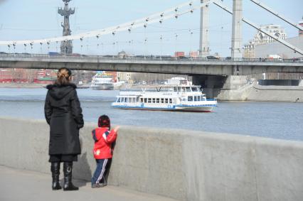 20 апреля 2011 год. Россия, Москва. Речная навигация, кораблик на Москва-реке. Речной трамвайчик. Экскурсия. Женщина с ребенком.