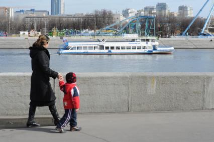 20 апреля 2011 год. Россия, Москва. Речная навигация, кораблик на Москва-реке. Речной трамвайчик. Экскурсия.