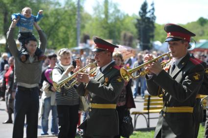 Празднование Дня Победы в ЦПКиО им. Горького, Москва, 9 мая 2011 года