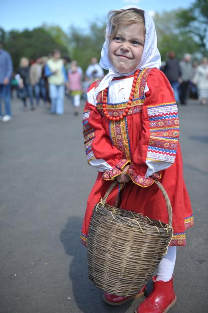 Девочка в русско- народном костюме Аленушки с корзинкой в руках, Москва, 09 мая 2011 года