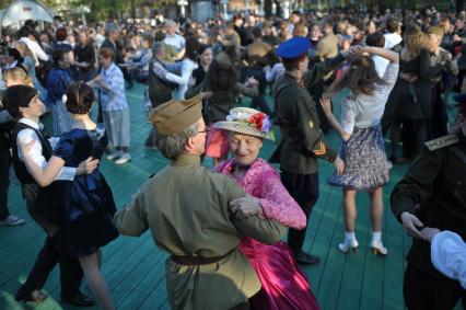 Бал Победы ШЕСТЬ ЧАСОВ ВЕЧЕРА ПОСЛЕ ВОЙНЫ в саду Эрмитаж, Москва, 9 мая 2011 года