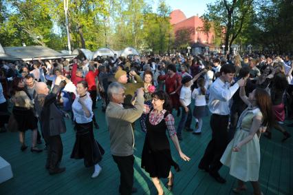 Бал Победы ШЕСТЬ ЧАСОВ ВЕЧЕРА ПОСЛЕ ВОЙНЫ в саду Эрмитаж, Москва, 9 мая 2011 года