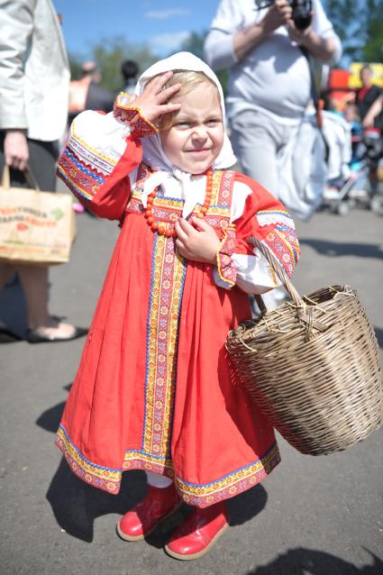 Девочка в русско- народном костюме Аленушки с корзинкой в руках, Москва, 09 мая 2011 года